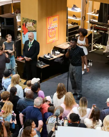 De Bijenkorf presenteert 'Live at de Bijenkorf' met gratis mini-concerten van Maan, Nielson, Bente en meer