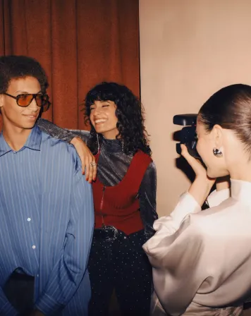 Van geurkaarsen tot glitterjurken: dit zijn de festive musthaves van de Bijenkorf