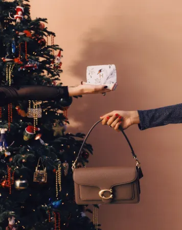 Van geurkaarsen tot glitterjurken: dit zijn de festive musthaves van de Bijenkorf